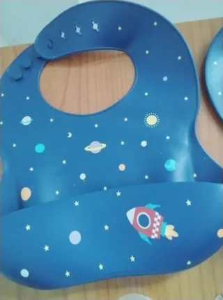 2 Chupetes Fruta + 2 Baberos Silicona