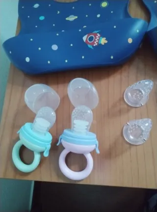2 Chupetes Fruta + 2 Baberos Silicona