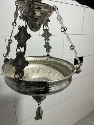 Espectacular y preciosa lámpara votiva de techo.