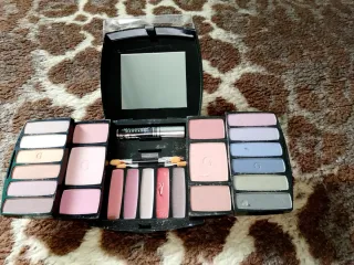 Paleta de maquillaje multicolor