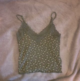 Top corto floral con encaje