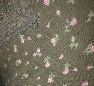 Top corto floral con encaje