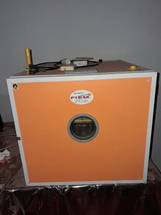 Incubadora FIEM 105 huevos con volteo automático