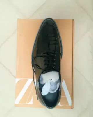 Zapato charol Zara hombre.