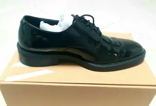 Zapato charol Zara hombre.