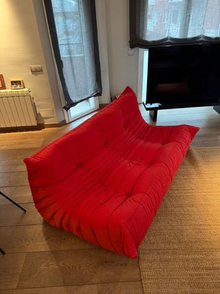 Sofá Ligne Roset Togo 3 plazas rojo.