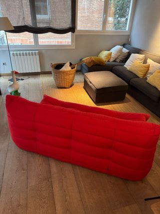 Sofá Ligne Roset Togo 3 plazas rojo.