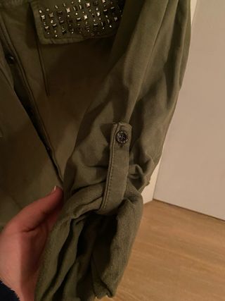 Camisa verde con adornos dorados