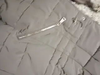 Plumífero Zara verde oliva con capucha