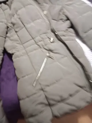 Plumífero Zara verde oliva con capucha