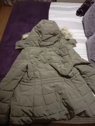 Plumífero Zara verde oliva con capucha