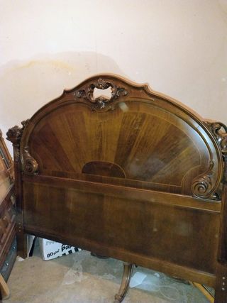 Cabecero y pie de cama de madera con marqueteriama