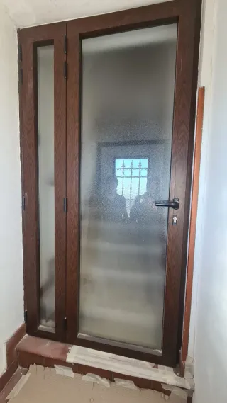 Vendesi portoncino in anodizzato e vetro.