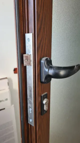 Vendesi portoncino in anodizzato e vetro.