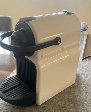 Cafetera Nespresso + 13 Cápsulas Reutilizables