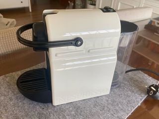 Cafetera Nespresso + 13 Cápsulas Reutilizables