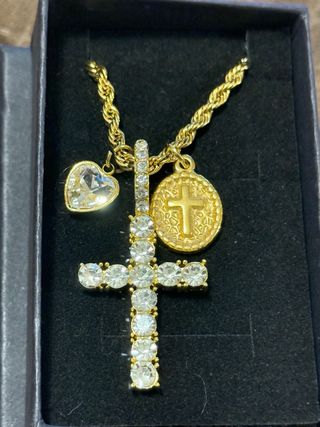 Collana con ciondoli croce e cuore