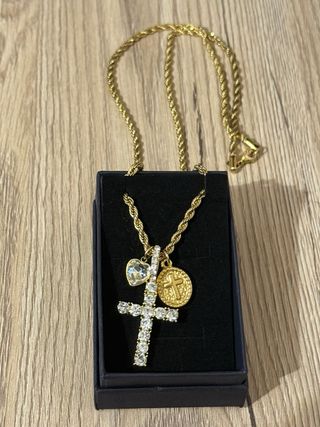 Collana con ciondoli croce e cuore