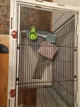 Jaula para hurón gris y blanco