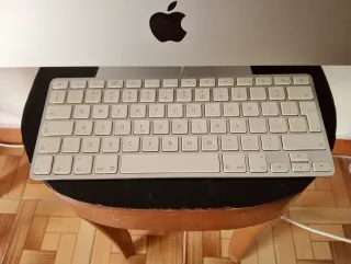 iMac 24 2009 plateado con teclado incluido.