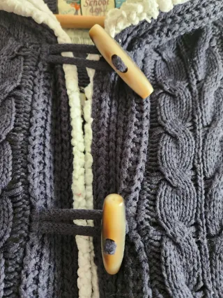 Chaqueta azul con capucha y borreguito