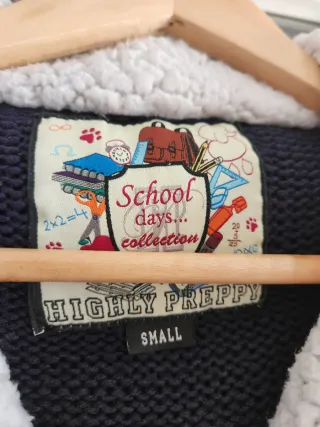 Chaqueta azul con capucha y borreguito