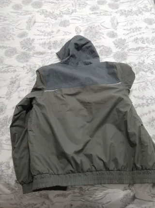 Abrigo Quechua gris y verde