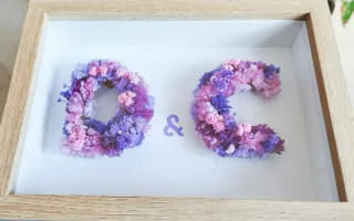 Cuadro con iniciales de flores preservadas