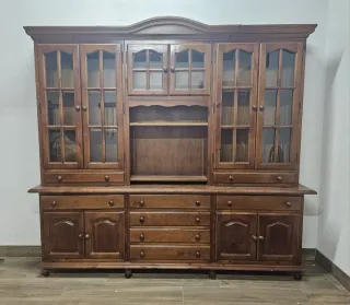 Mueble de madera con vitrina y cajones