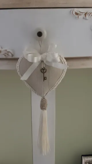 Cuore shabby chic decorato con chiave