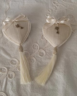 Cuore shabby chic decorato con chiave