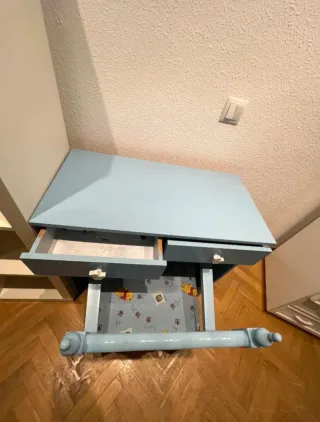 Escritorio infantil azul con silla