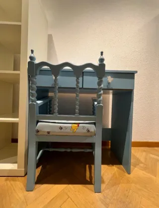 Escritorio infantil azul con silla