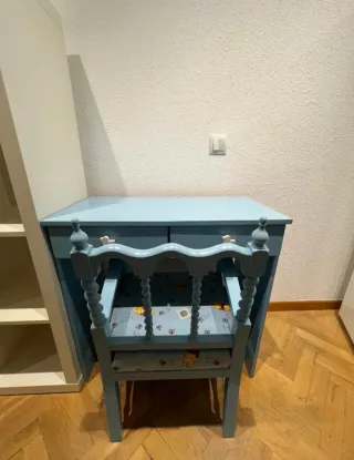 Escritorio infantil azul con silla