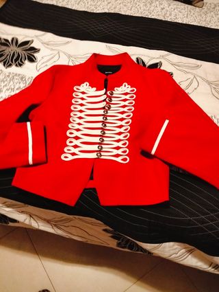 Chaqueta Bershka roja con adornos blancos
