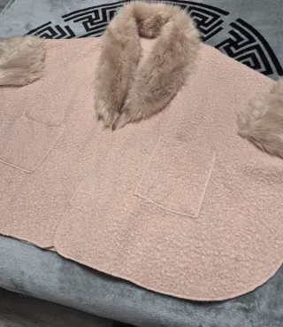 Chaqueta de mujer rosa con cuello de pelo