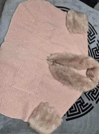 Chaqueta de mujer rosa con cuello de pelo