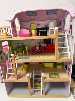 Casita de muñecas de madera