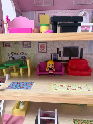 Casita de muñecas de madera