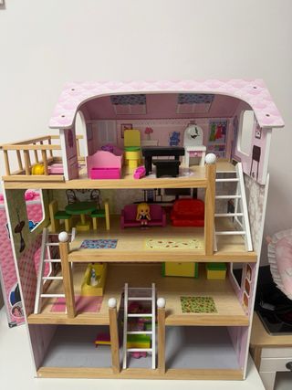 Casita de muñecas de madera