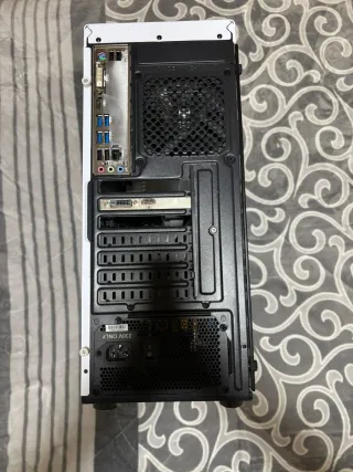 Pc gaming RGB Ryzen 5 2600X y monitor