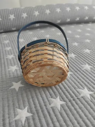 Cesta de bambú con asa
