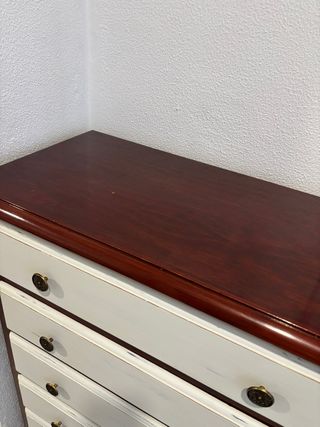 Cómoda de madera marrón y blanca