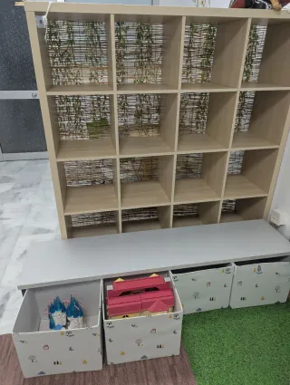 Estantería infantil + banco con 4 cajones de tela