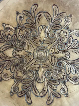 Centro de mesa dorado con base