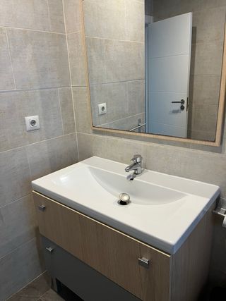 Mueble de baño con lavabo y grifo