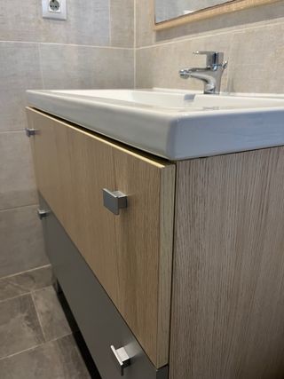 Mueble de baño con lavabo y grifo