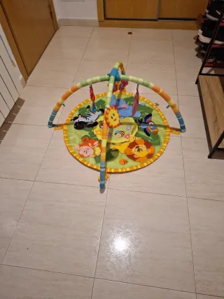 Alfombra de juegos para bebé con gimnasio