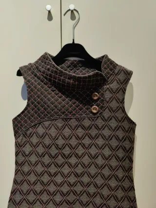 Vestido sin mangas con cuello alto