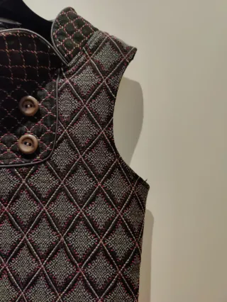 Vestido sin mangas con cuello alto